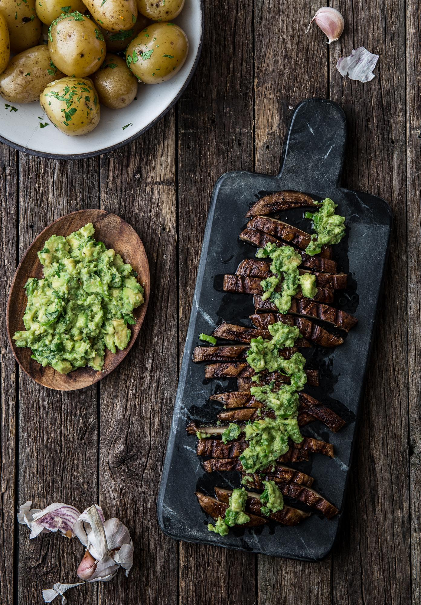 Portobello-Steaks mit Avocado-Soße und Kartoffeln