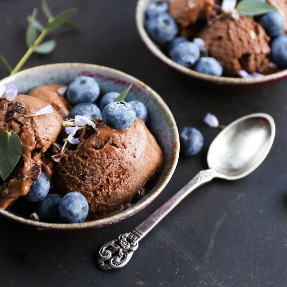 Schokoladeneis mit Blaubeeren