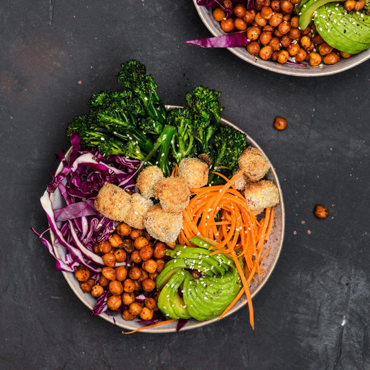 Bowl mit Tofu in Kokos