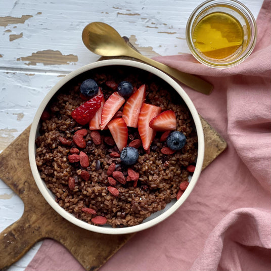 Bulgurbrei mit Kakaobohnen und Goji-Beeren