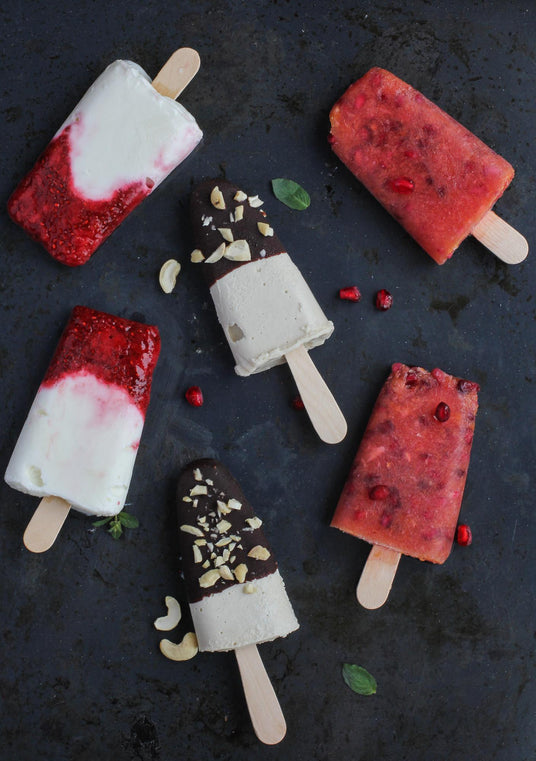 Erdbeer-Eis am Stiel mit Chiasamen