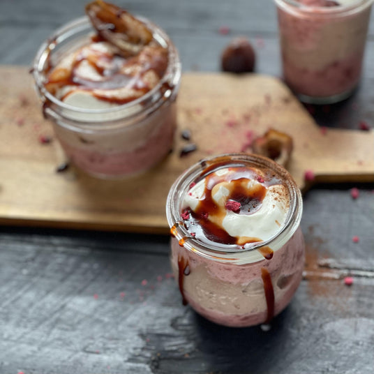 Erdbeer-Kakao-Parfait mit Datteln