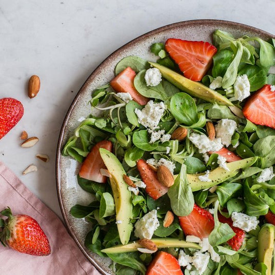 Erfrischender Sommersalat mit Avocado und Erdbeeren