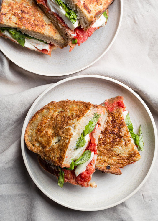 French Toast mit Mozzarella und Basilikum