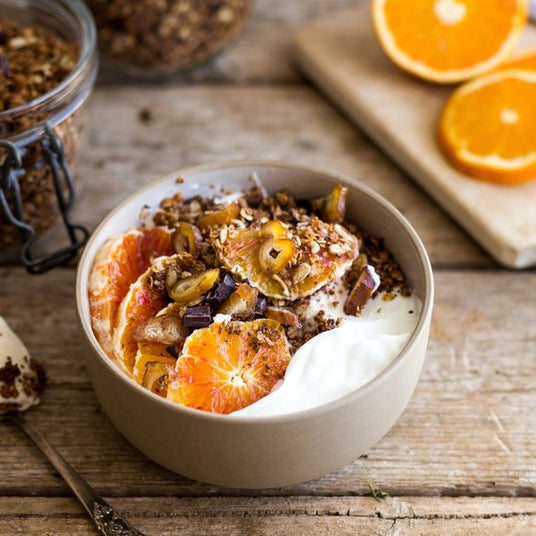 Granola mit Datteln