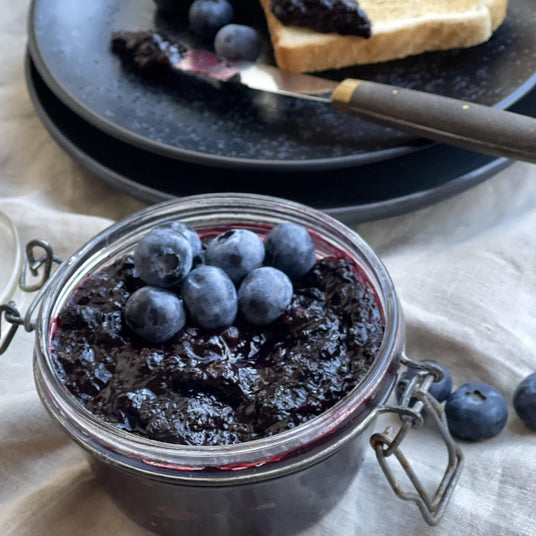 Hausgemachte Heidelbeermarmelade mit Chia