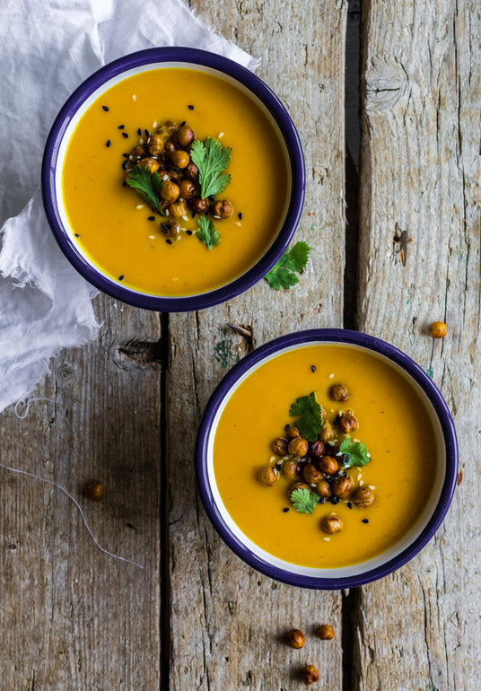 Karottensuppe mit gerösteten Kichererbsen