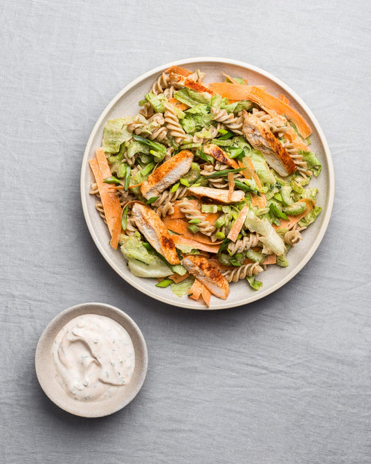 Salat mit Hähnchenfleisch und pikantem Dressing