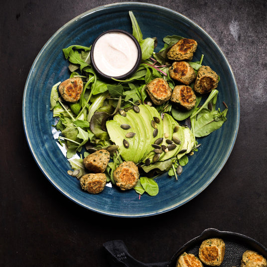 Salat mit Kichererbsenbällchen und Joghurtdressing