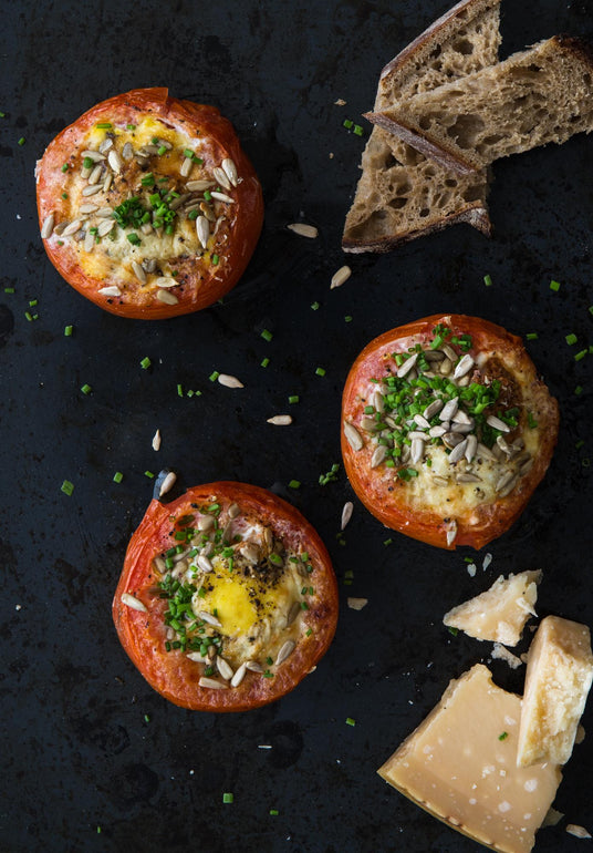Überbackene Tomaten mit Schnittlauch und Parmesan