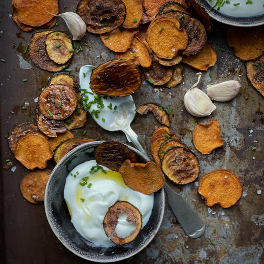 Zucchini- und Süßkartoffelchips mit Dip