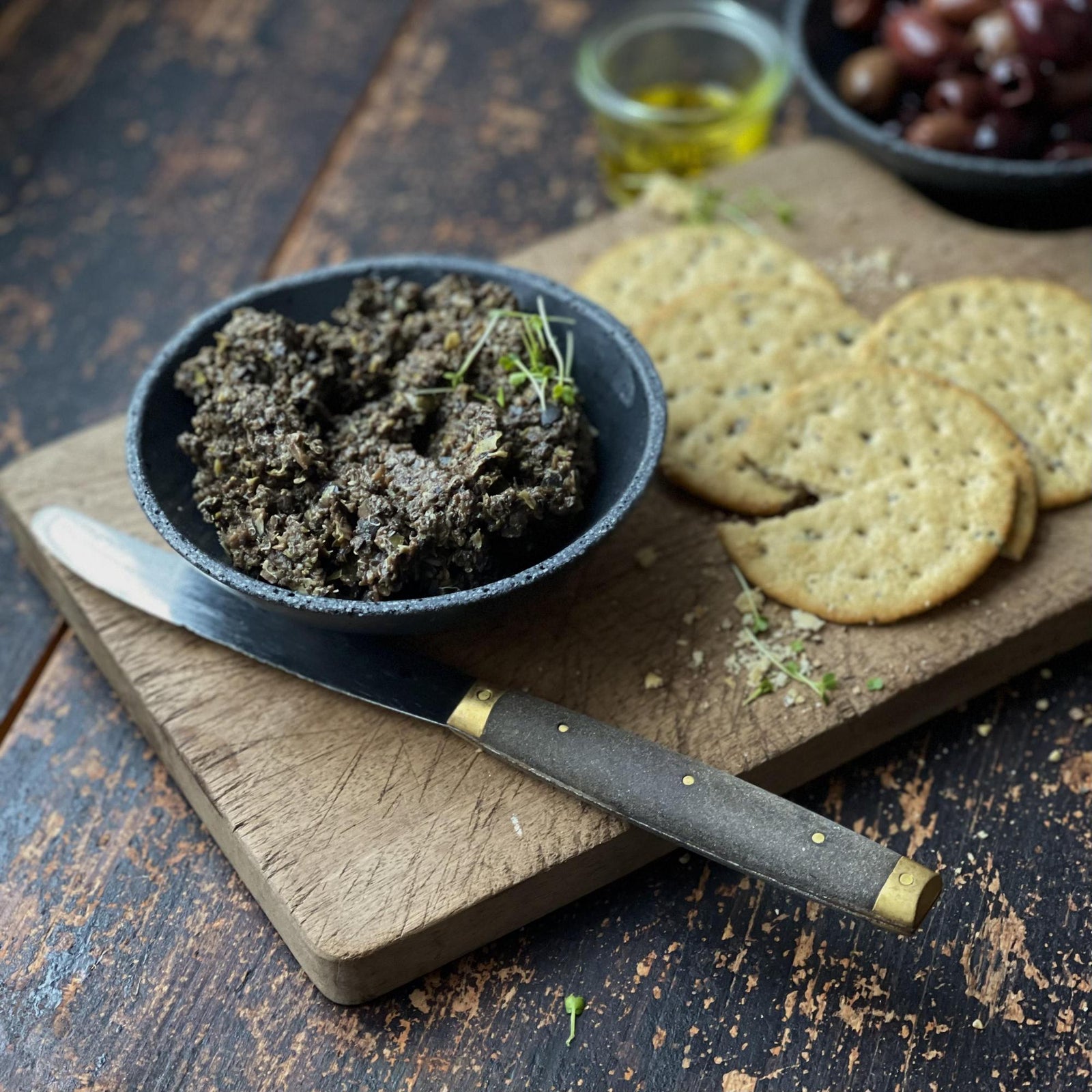 Aufstrich aus schwarzen Oliven