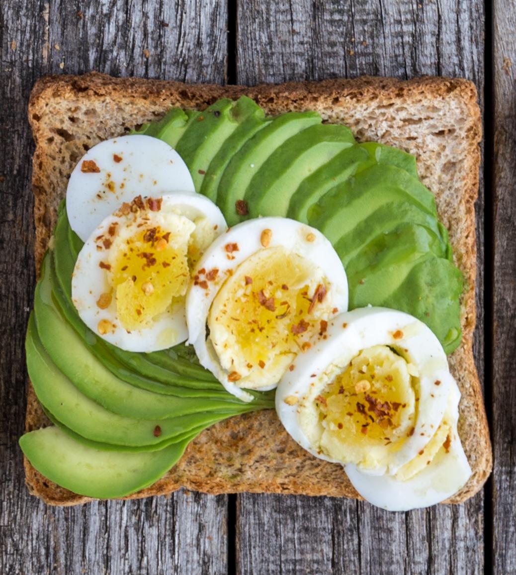 Avocado-Toast mit Ei und Chili