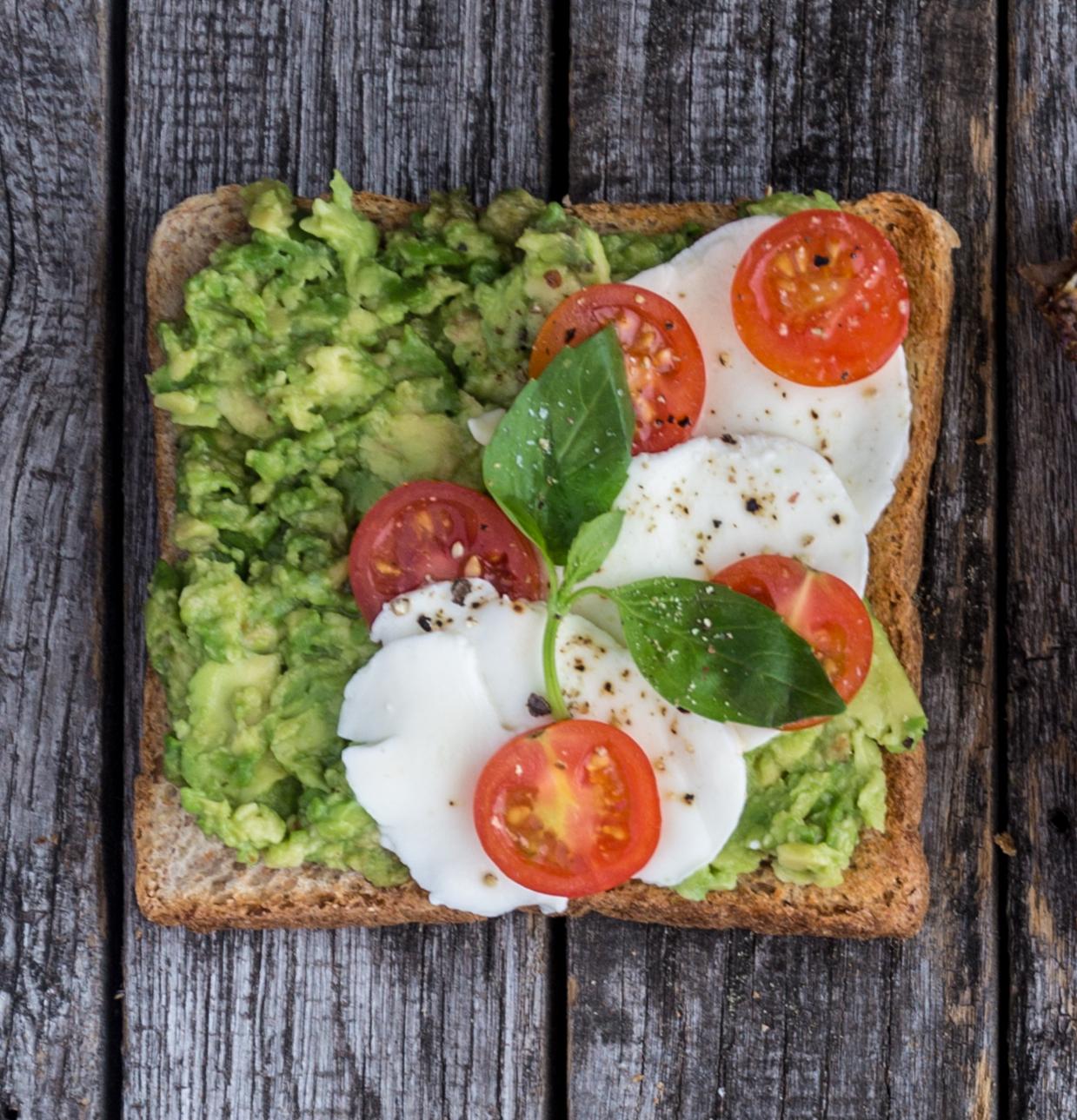 Avocado-Toast mit Mozzarella und Tomate