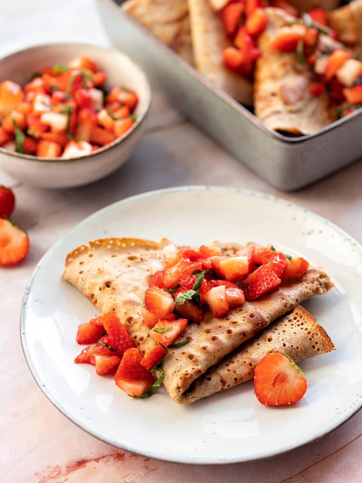 Bananenpfannkuchen mit Erdbeeren und Minze