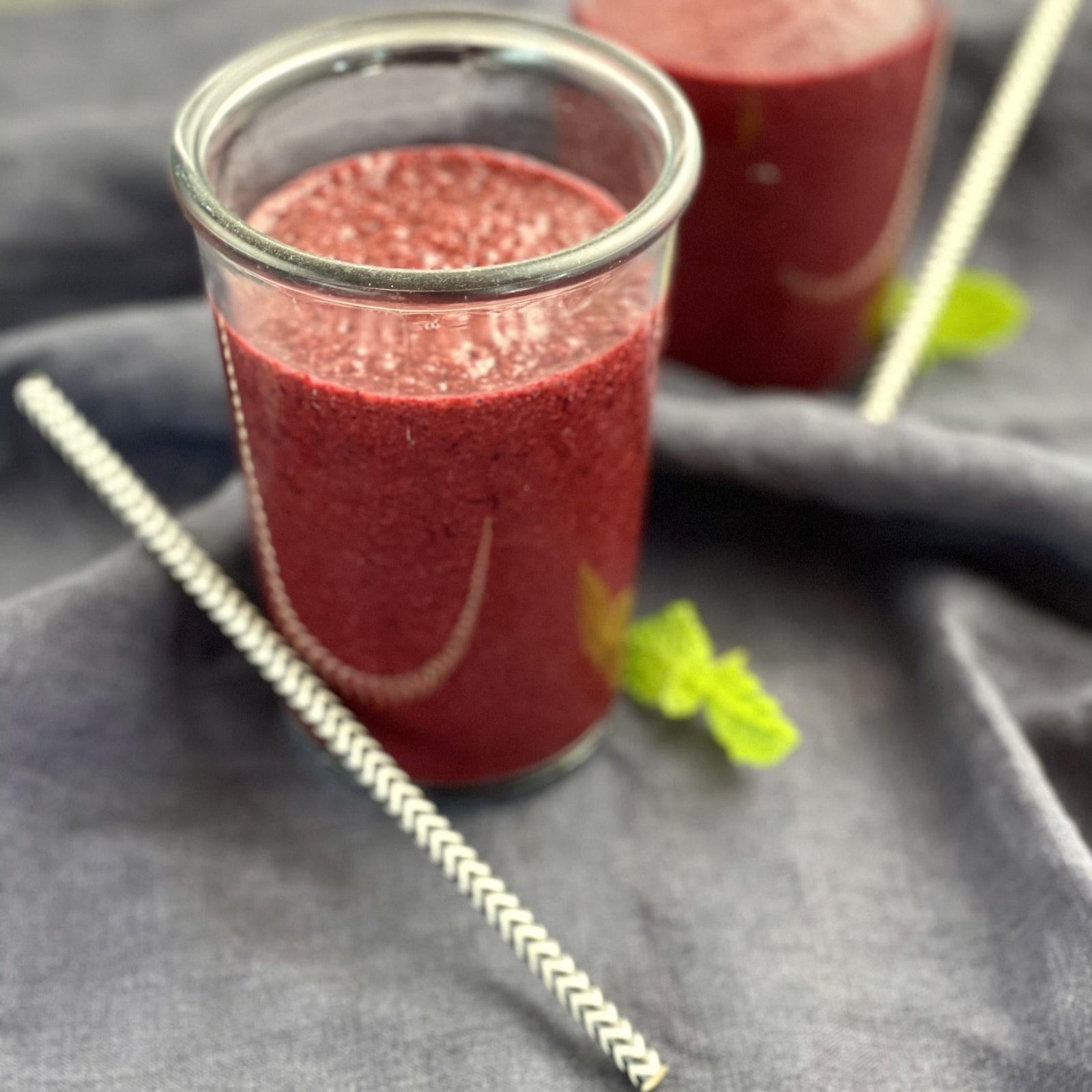 Blaubeer-Smoothie mit Apfel und Datteln