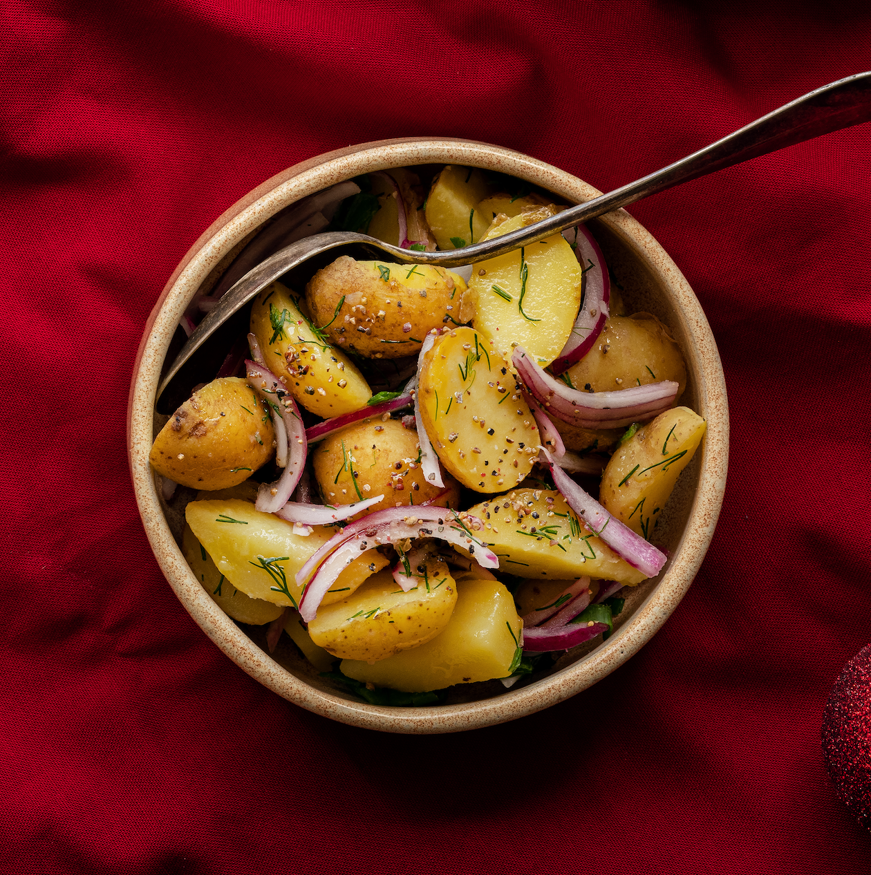 Kartoffelsalat mit roter Zwiebel und Dill