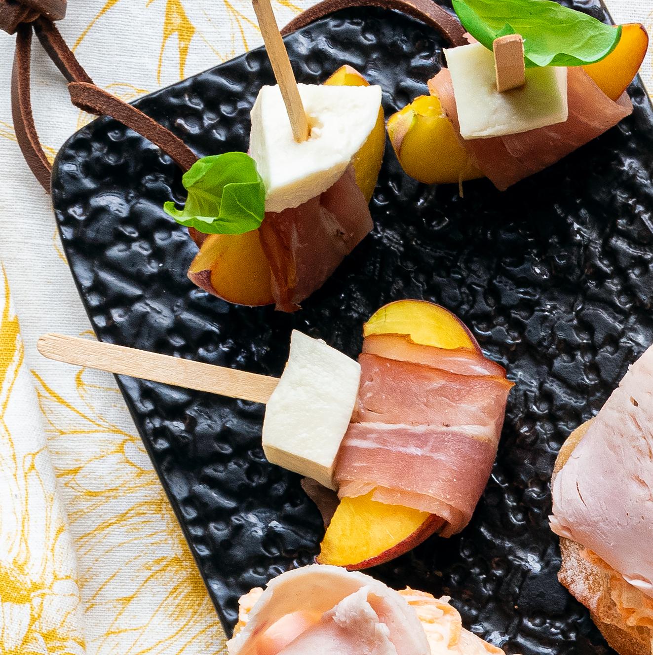 Pfirsiche mit Parmaschinken und Mozzarella