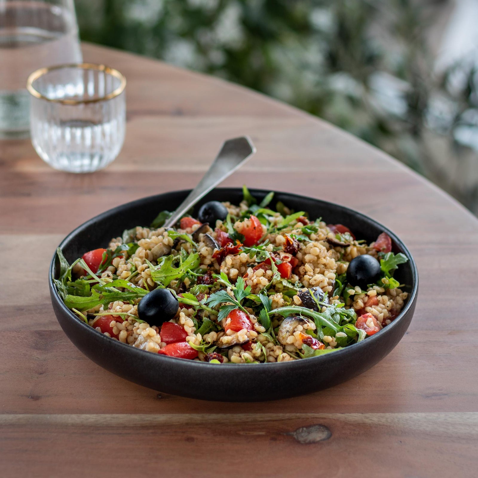Bulgur-Salat mit Aubergine und getrockneten Tomaten