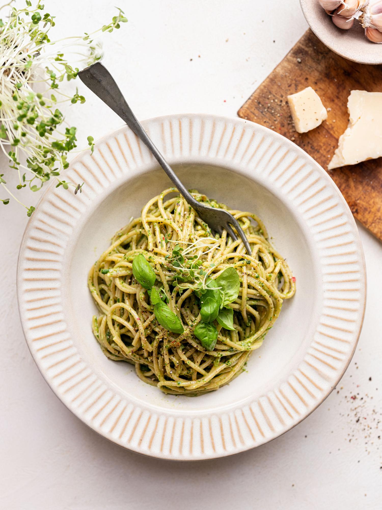 Vollkorn-Spaghetti mit Pesto aus geröstetem Knoblauch