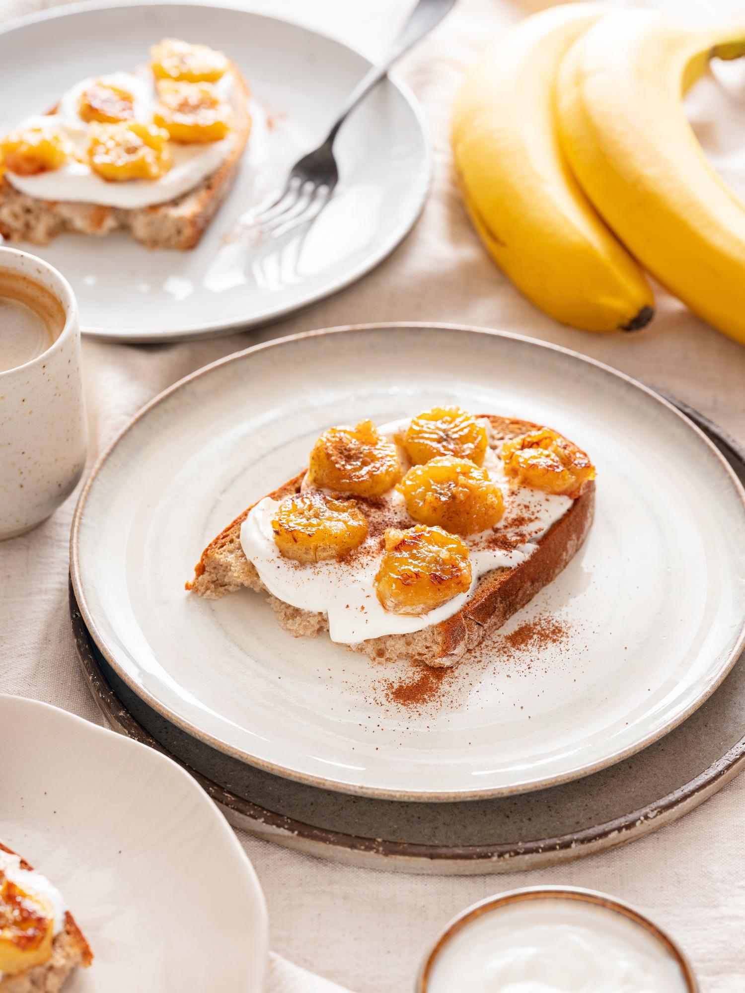 Brot mit karamellisierter Banane und Quark