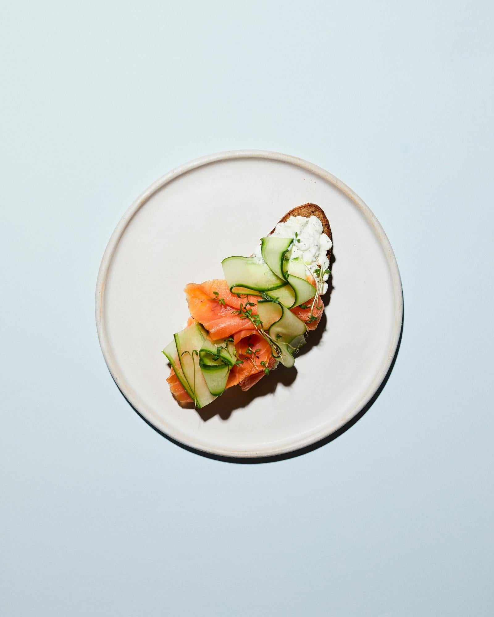 Brot mit Lachs und Gurke