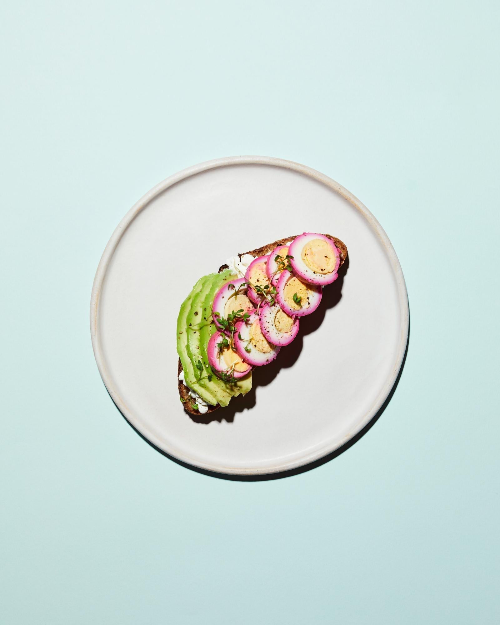 Brot mit Eiern und Avocado