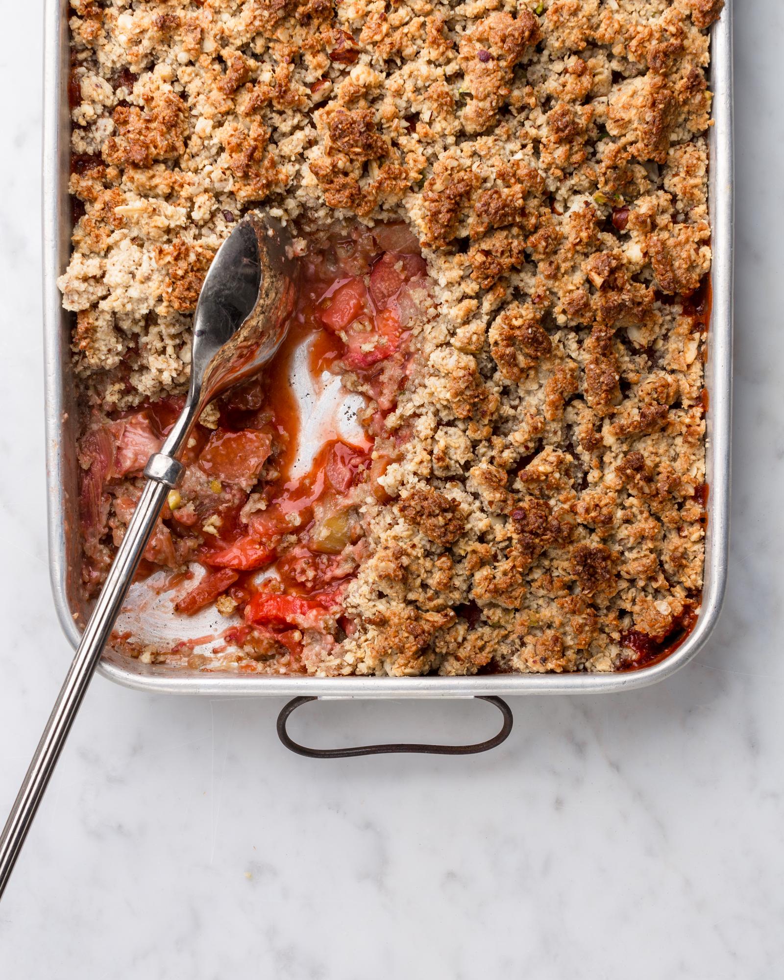 Crumble mit Rhabarber und Erdbeeren