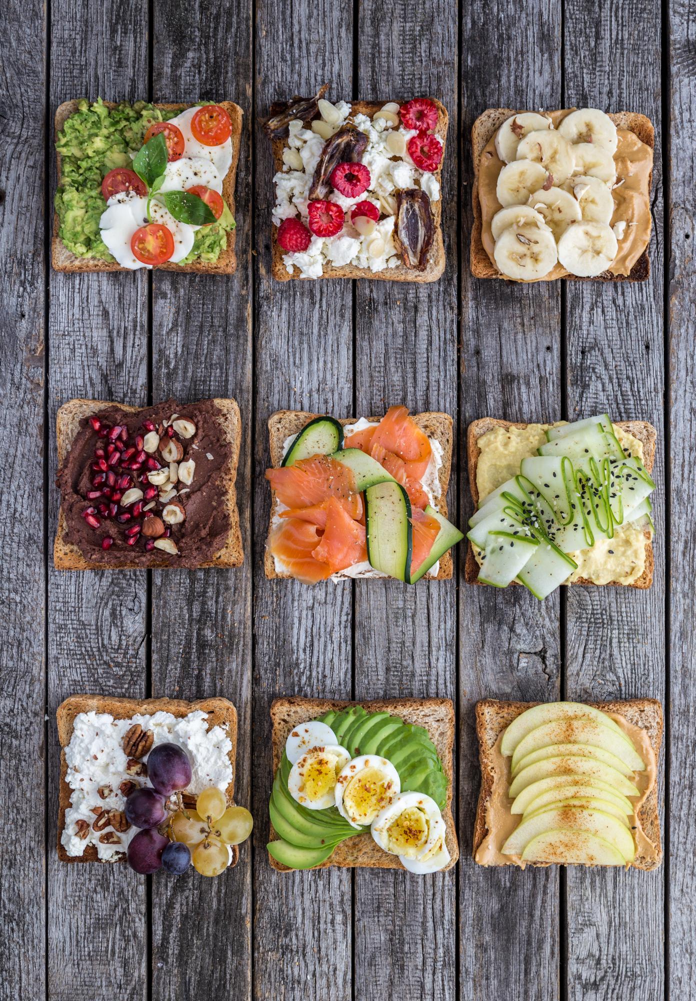 Toast mit Schokoladenhummus und Nüssen