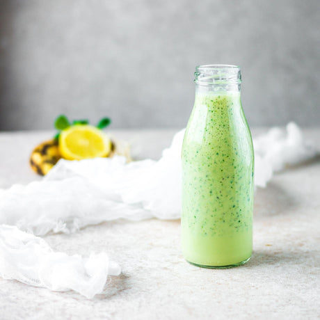 Drink mit Chia-Samen und Matcha-Tee