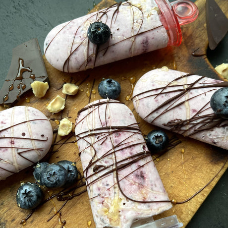Eis am Stiel mit Konfitüre und Haferflocken