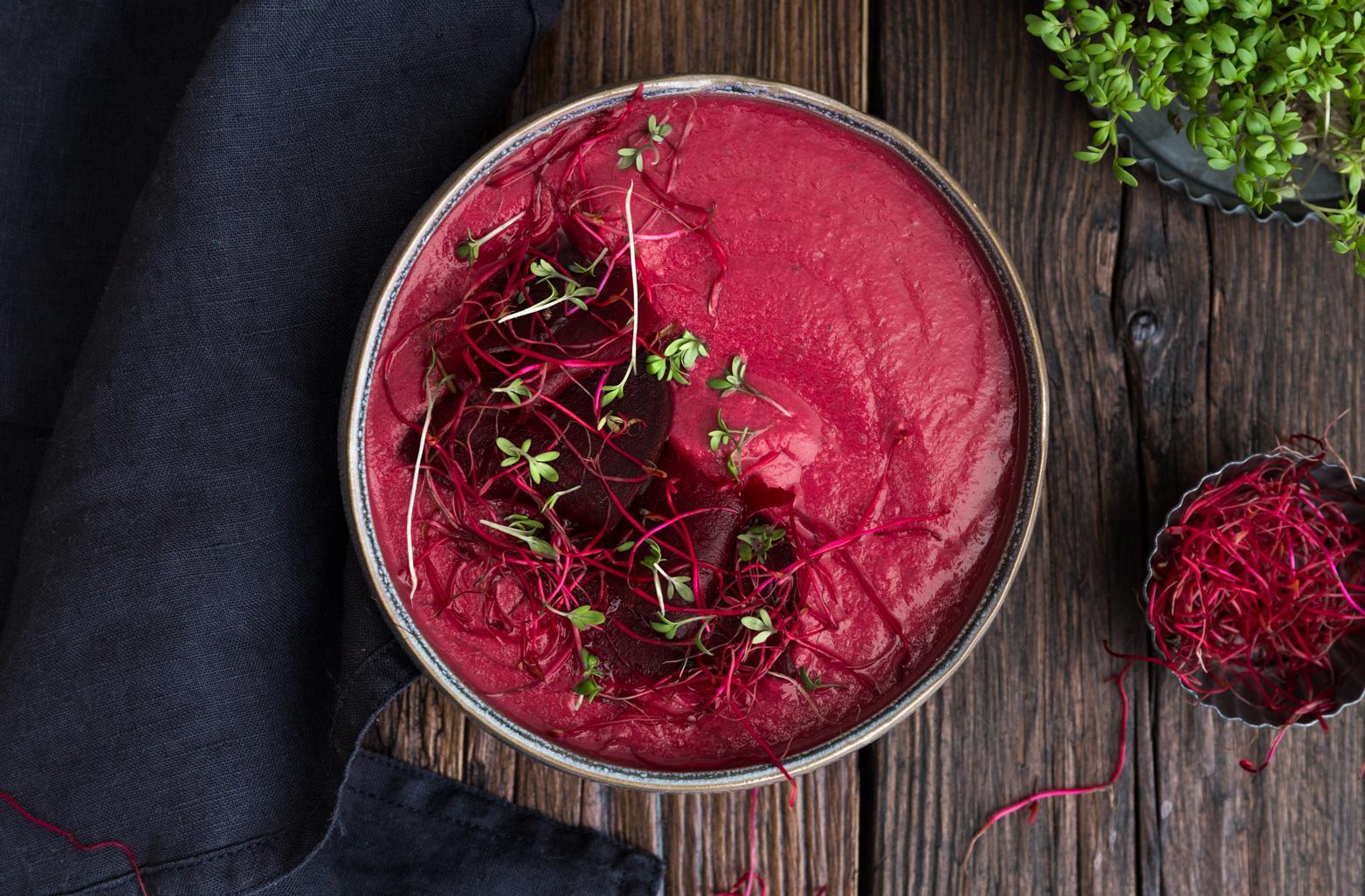 Feines Rote-Bete-Gazpacho mit Joghurt