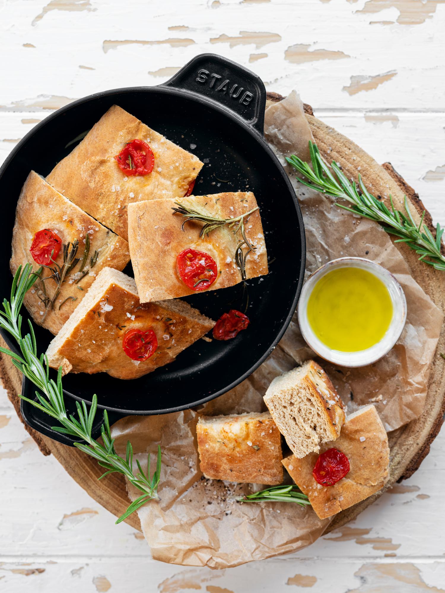 Focaccia mit Rosmarin und Tomaten