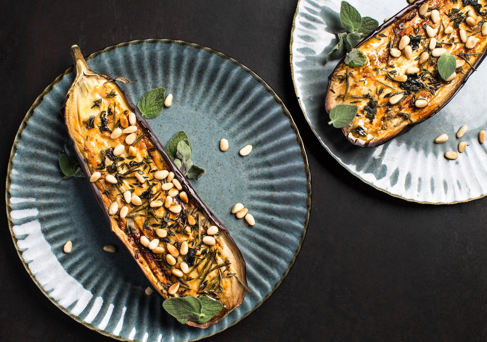 Gebackene Aubergine mit Pinienkernen