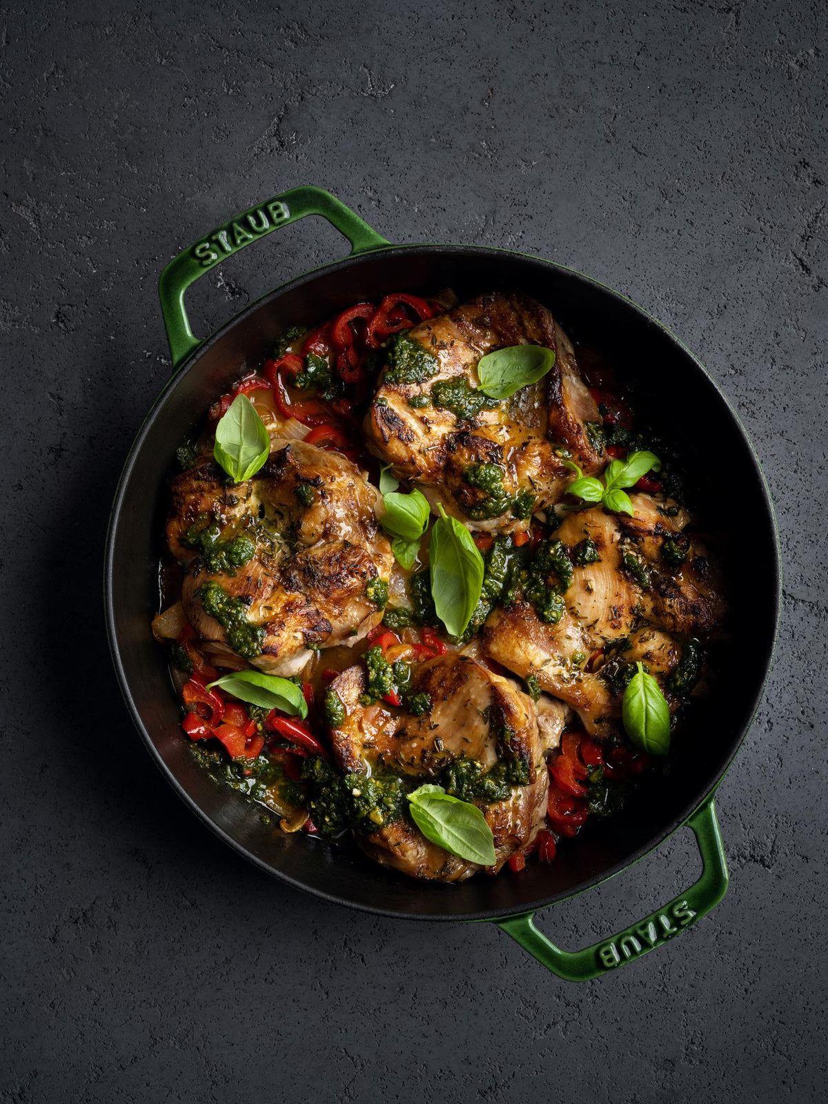 Gebackene Hähnchenschenkel mit roter Paprika