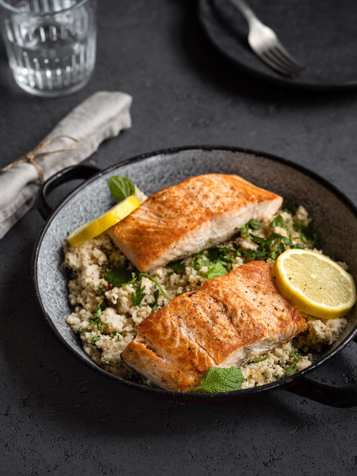 Gebackener Lachs mit Kräuter-Vollkorncouscous