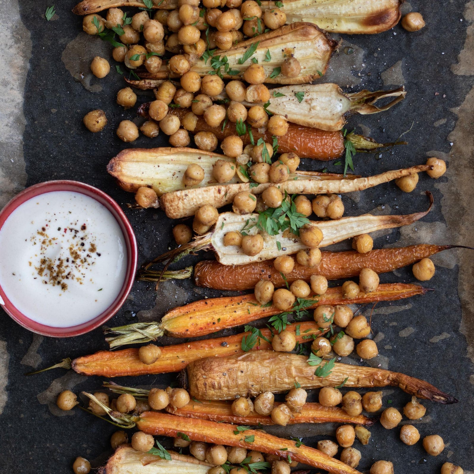Gebackenes Wurzelgemüse mit Kichererbsen