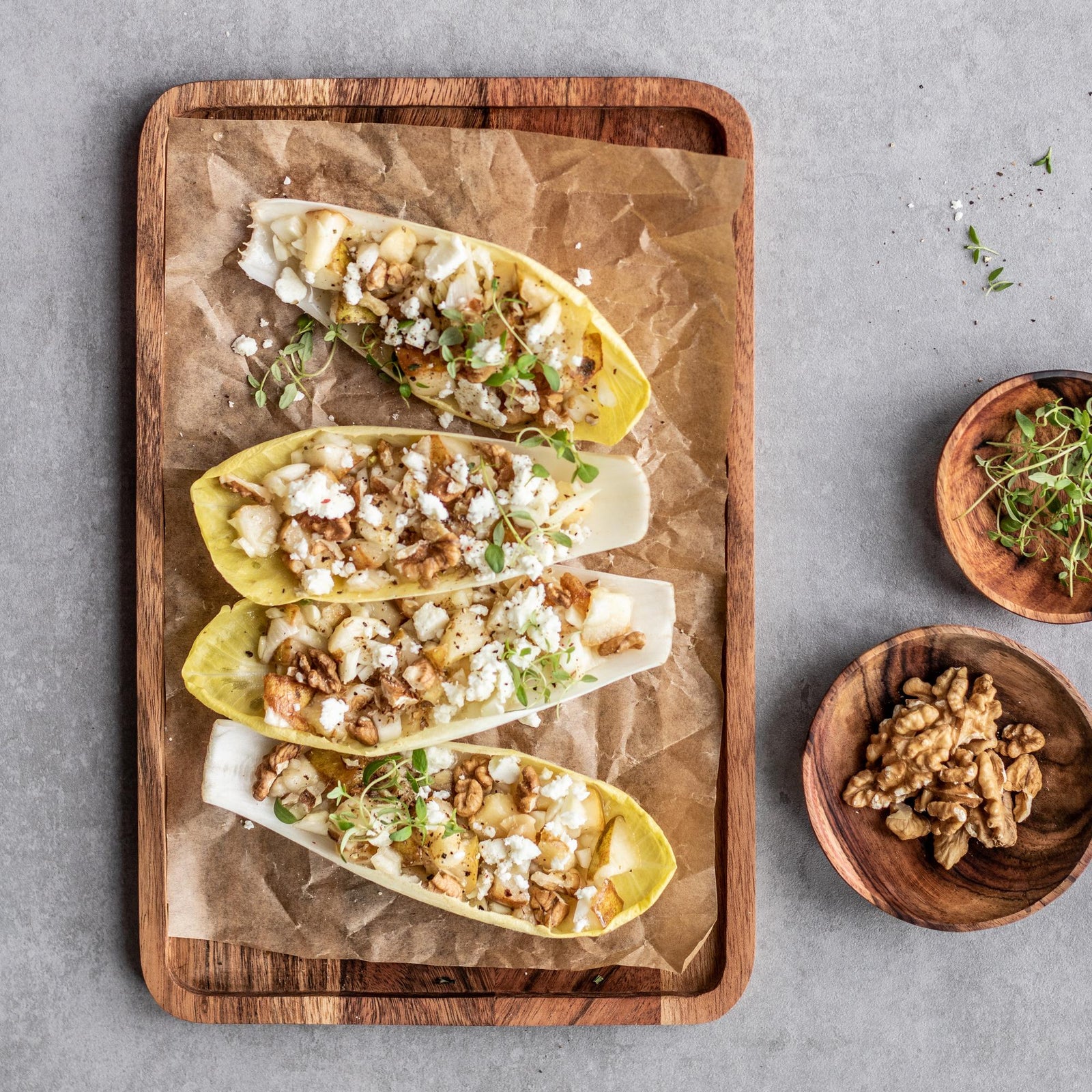 Gefüllte Chicorée-Schiffchen mit Birne, Fenchel, Feta-Käse und Walnüssen