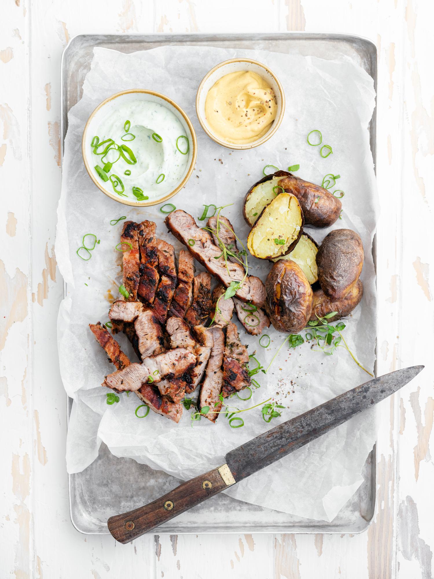 Gegrillter Schweinenacken mit Ofenkartoffeln und Knoblauchdip