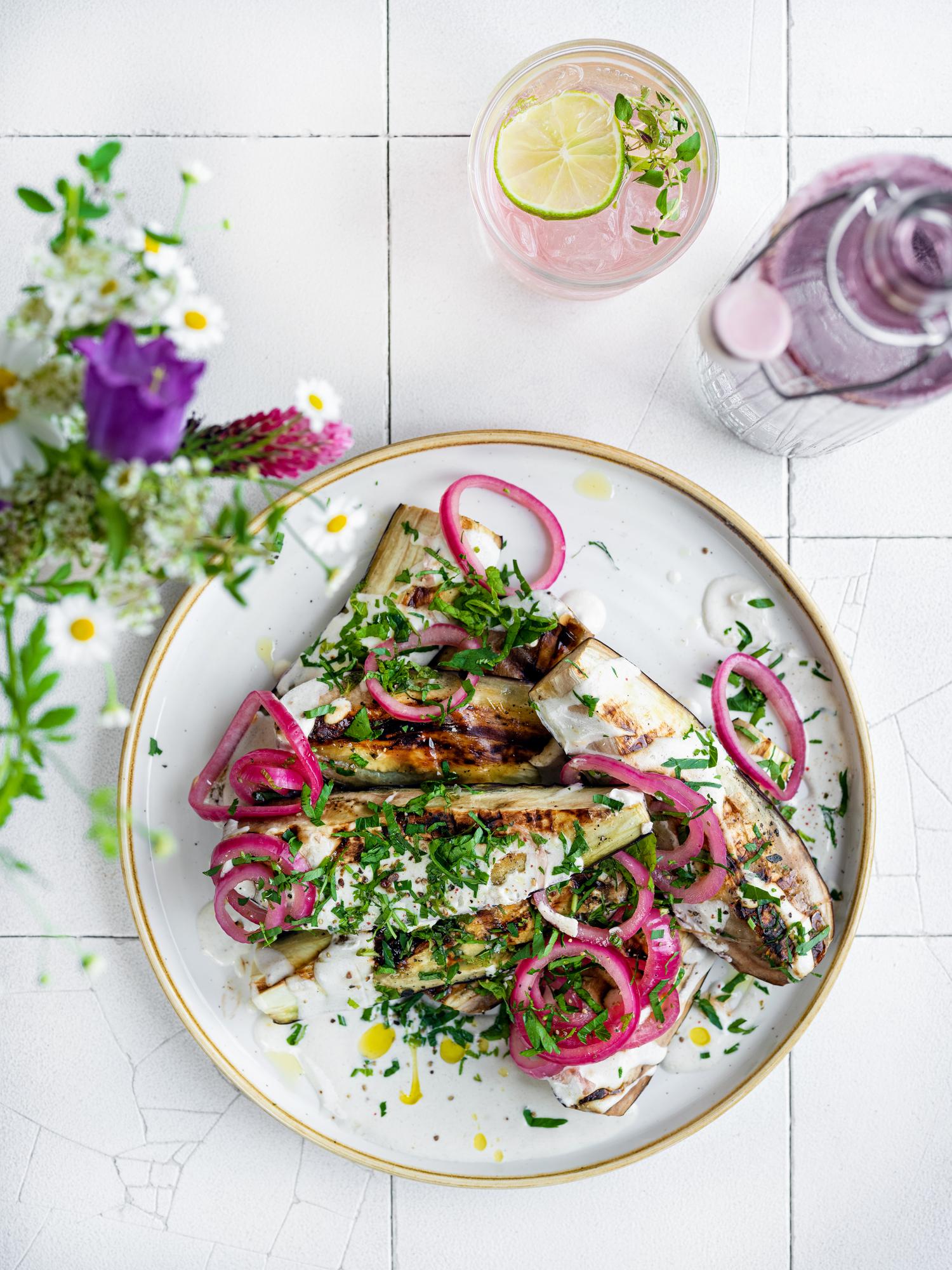 Gegrillte Aubergine mit Tahini-Sauce und eingelegten Zwiebeln