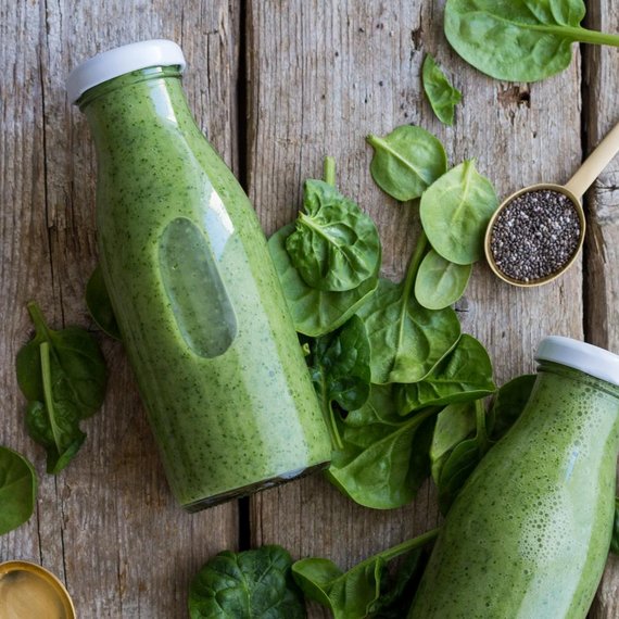 Grüner Smoothie mit Avocado, Banane und Ananas