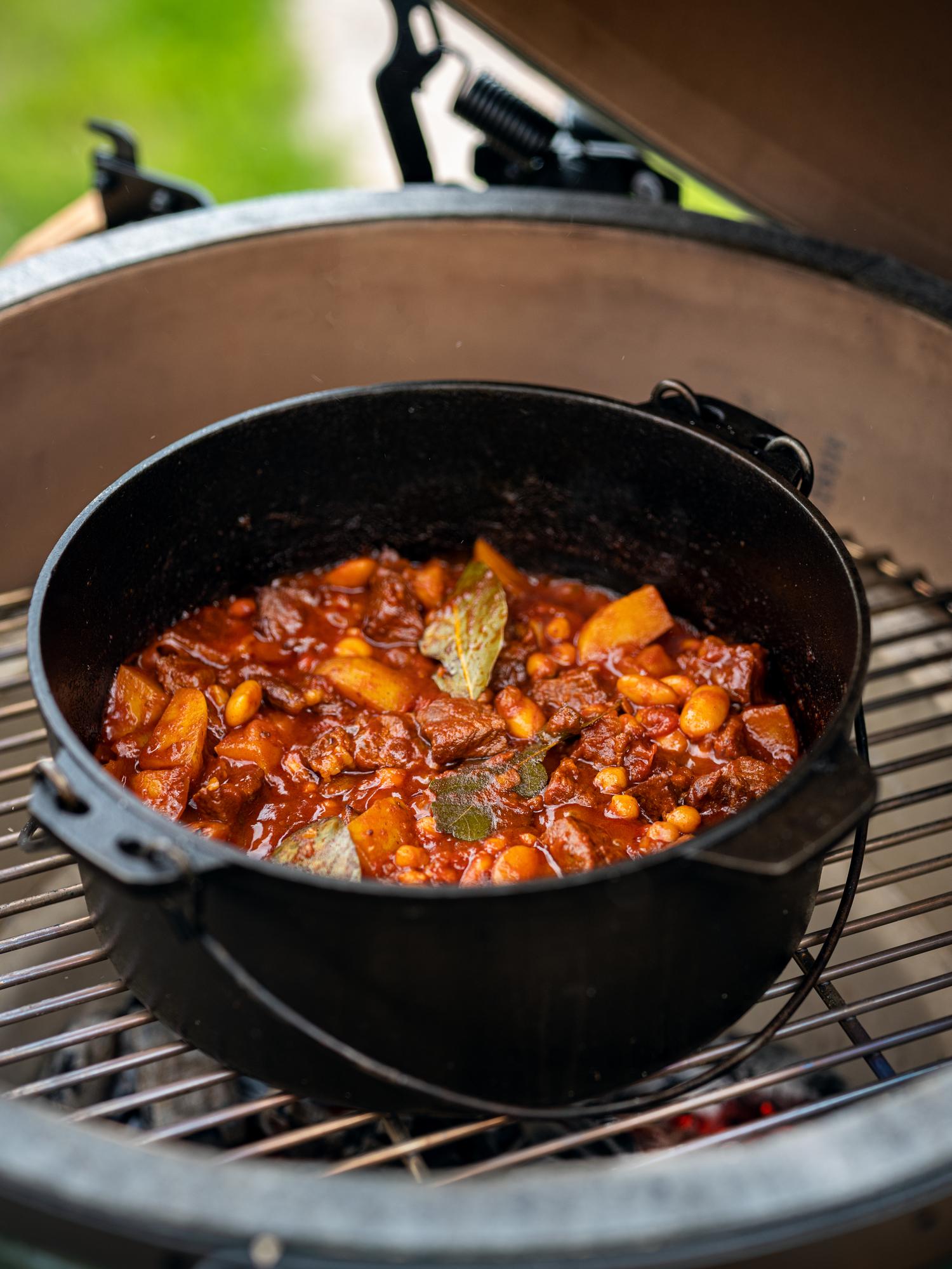 Gulasch vom Grill mit Bohnen, Tomaten und Kartoffeln