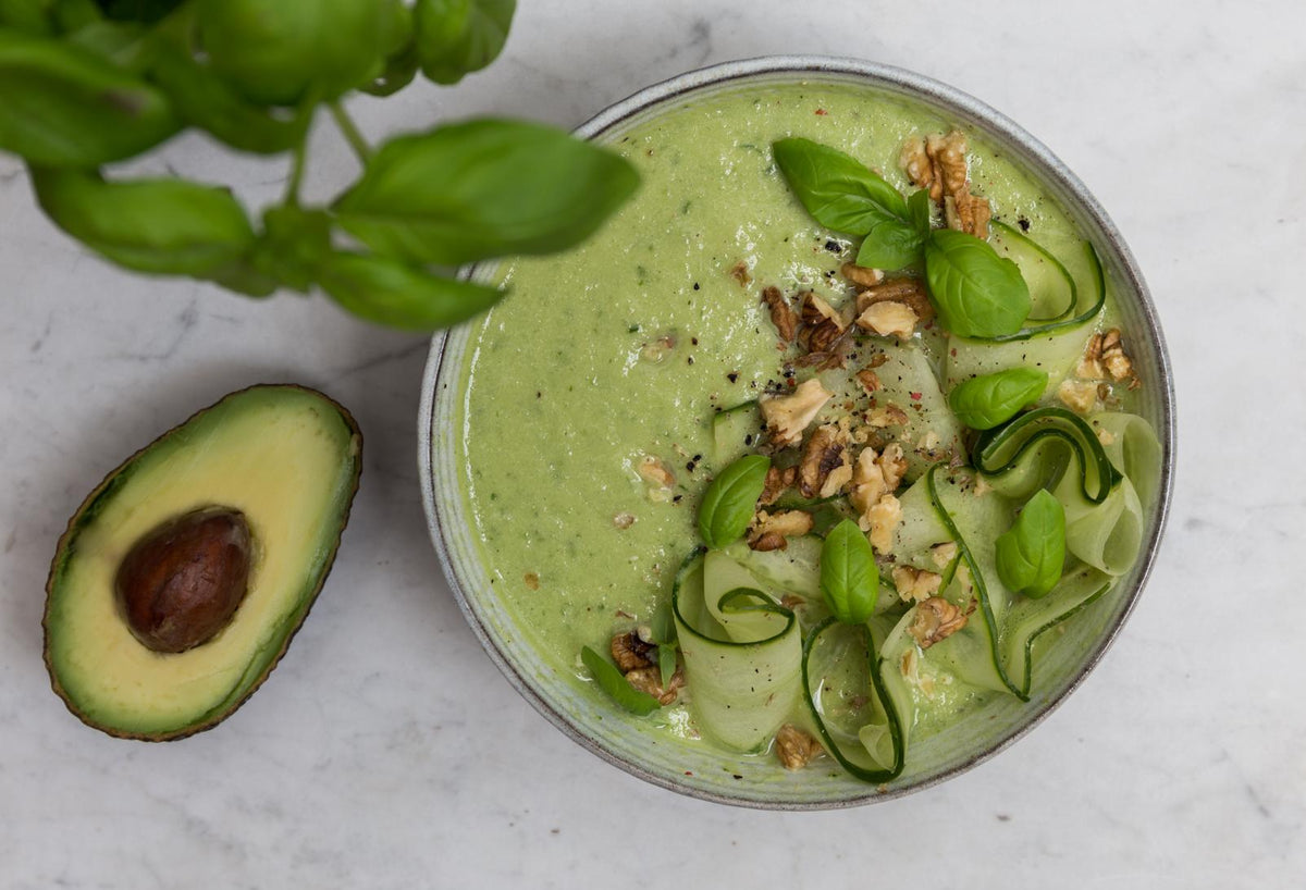 Gurken-Gazpacho mit Avocado und Basilikum