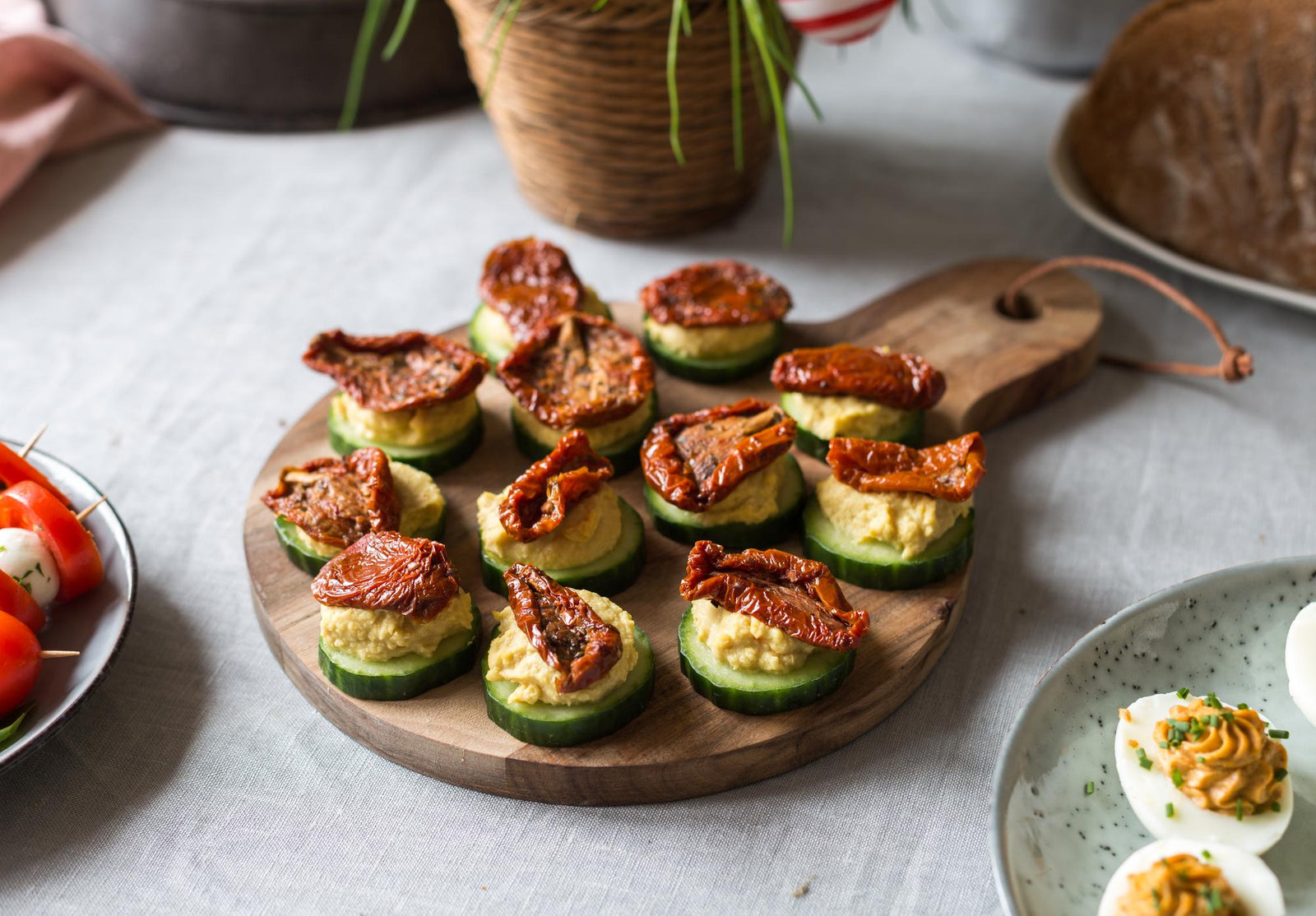 Gurkenhäppchen mit Hummus