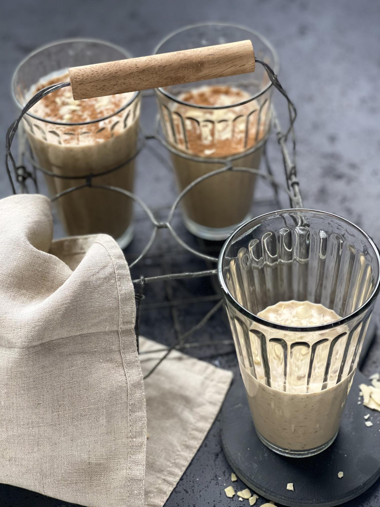 Herbstlicher Milchshake mit Datteln