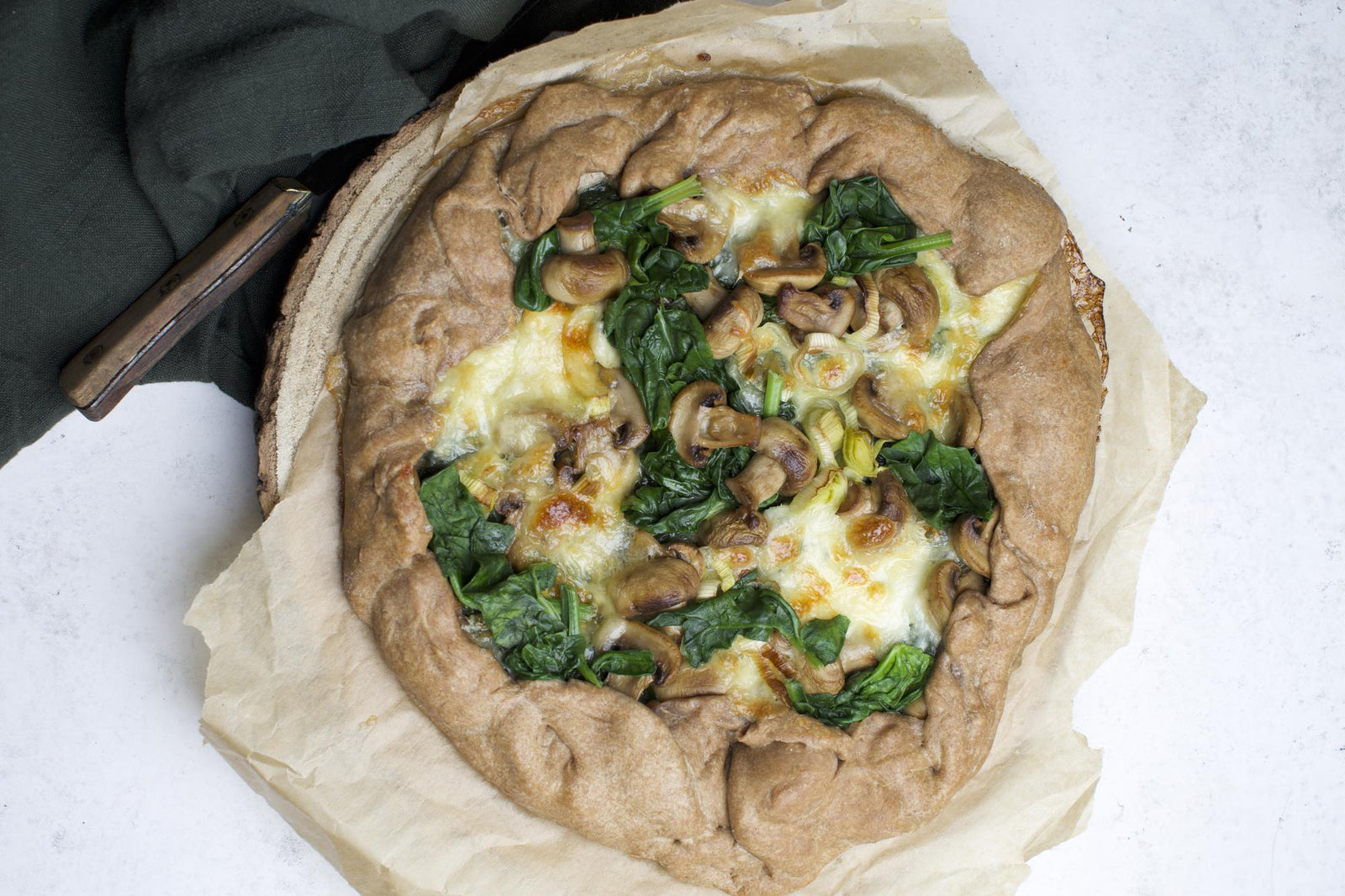 Herzhafte Galette mit Lauch, Spinat und Pilzen