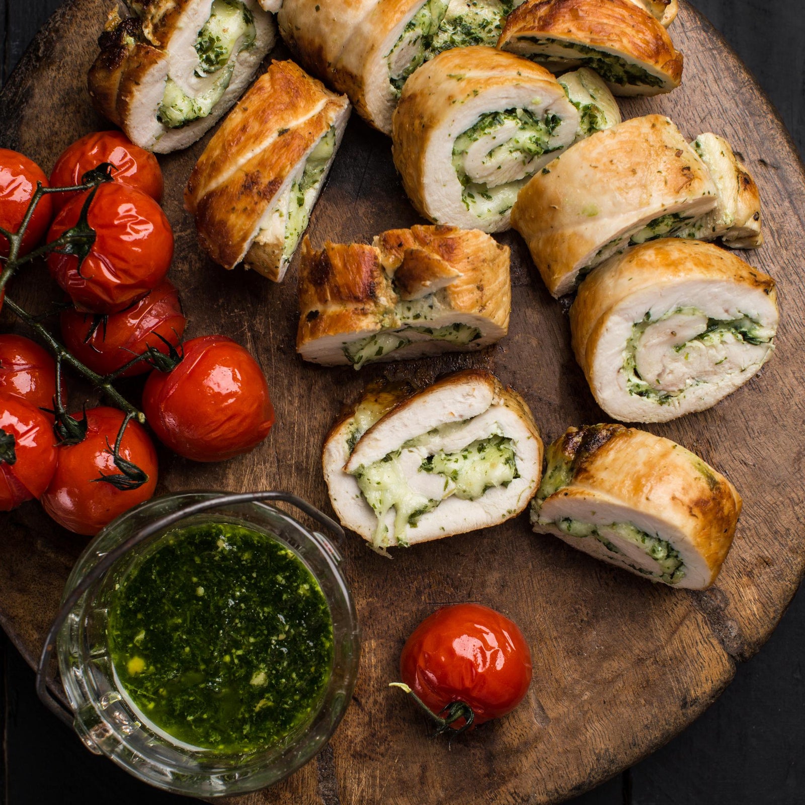 Hühnchen-Roulade mit Pesto, Mozzarella und gebackenen Cherry-Tomaten