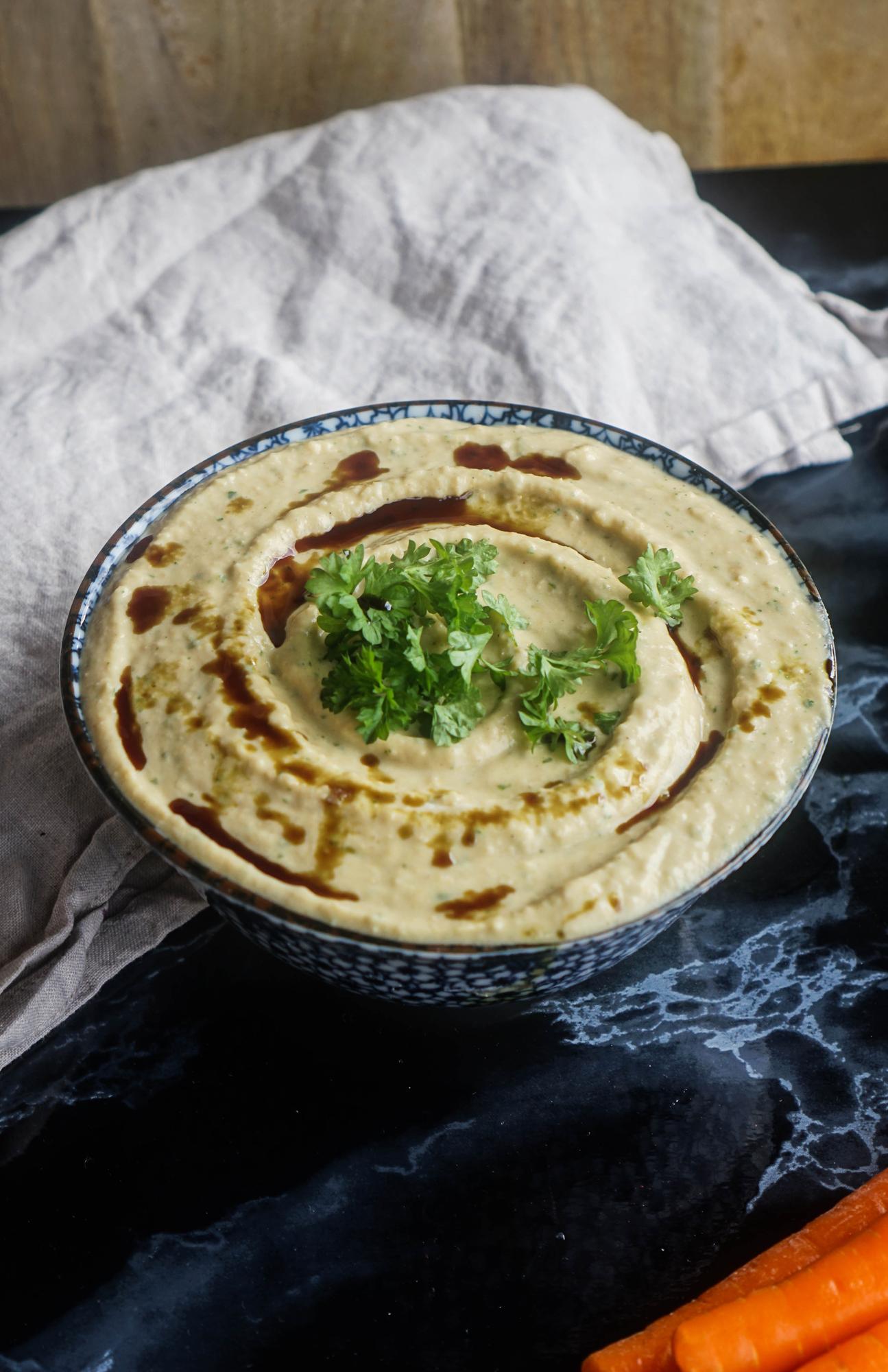 Hummus mit Joghurt und Petersilie