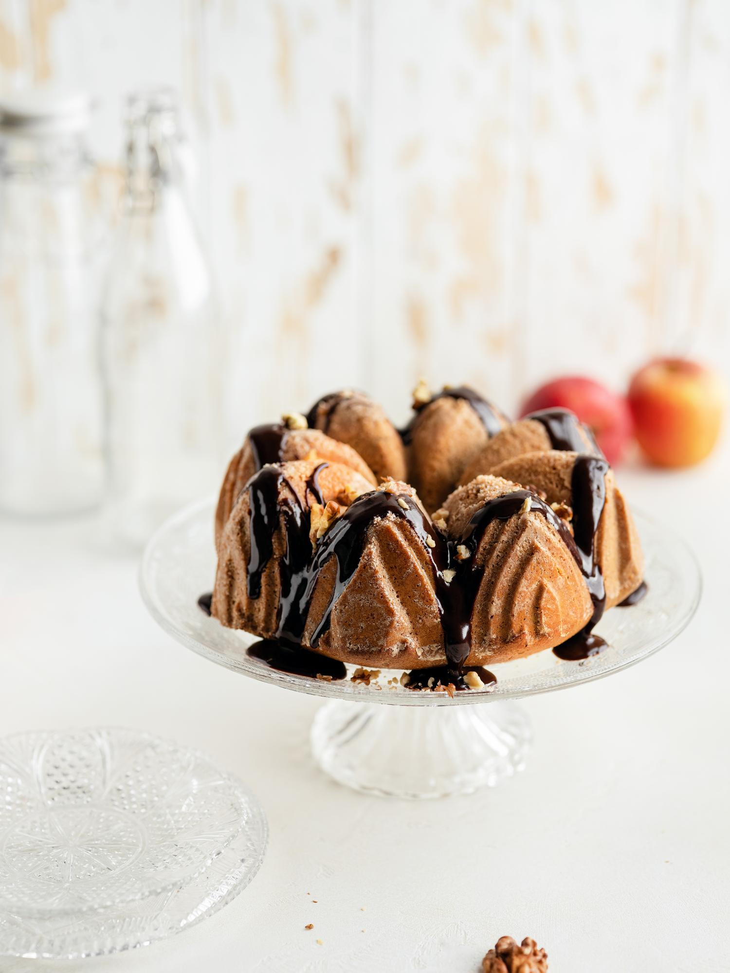 Apfel-Gugelhupf mit Walnüssen