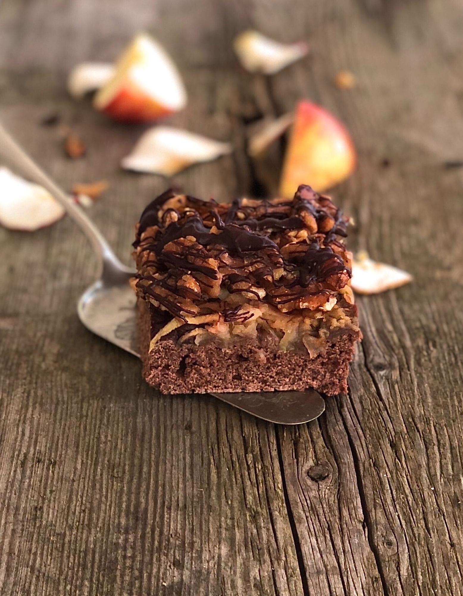 Kakaokuchen mit Äpfeln und Nüssen